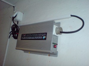 Měnič napětí sloužící jako záložní zdroj garážových vrat